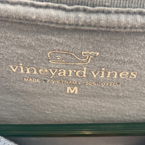 Vineyard Vines t-shirt. Adult Medium. - Picture 3 of 3